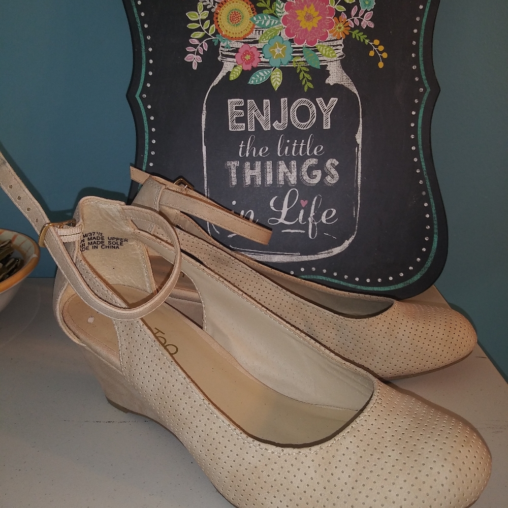 Sweet tan leather wedges